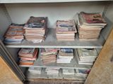 beaucoup de journaux sur les étagères de la pièce