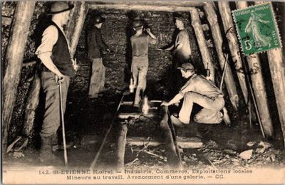 Plusieurs hommes travaillent dans une mine, avec un pilon posé par terre.