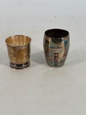 deux tasses posées l'une à côté de l'autre sur une table