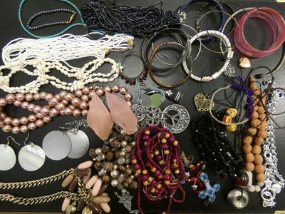 de nombreux colliers et bracelets différents disposés sur une table