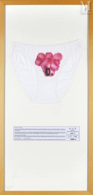 une photo d'une fleur rose sur une chemise blanche