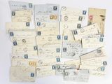 de nombreuses lettres et timbres anciens disposés sur une surface blanche