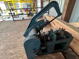une machine posée sur une palette à l'intérieur d'un bâtiment