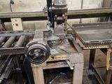 une machine posée sur une table dans une pièce