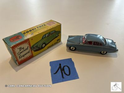 une petite voiture miniature posée à côté d'une boîte remplie de chiffres