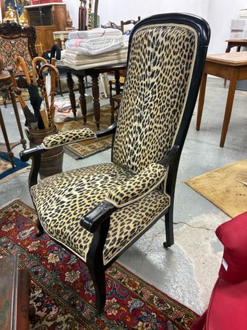 Fauteuil Voltaire à dossier haut, structure en bois noirci et gar