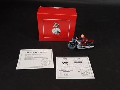 une petite figurine représentant un homme à moto