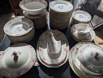 beaucoup d'assiettes et de bols sur la table