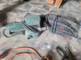 une photo montrant un tas d'outils posés par terre