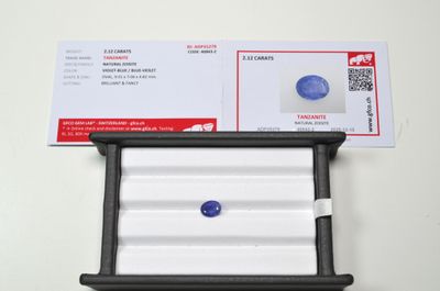 Une tanzanite, facettée ovale, couleur bleu-violet, d'un poi…