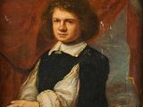 portrait d'un jeune homme vêtu d'une robe noire et blanche, tenant un livre