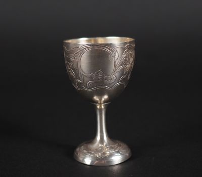 un gobelet en argent sur fond noir avec un fond noir