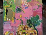 un tableau posé sur une table dans une pièce