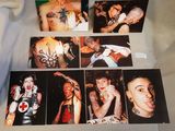 de nombreuses photos d'un homme avec des tatouages sur la poitrine