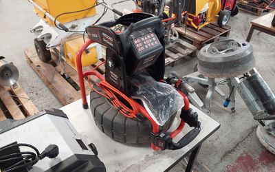 une machine posée sur une table