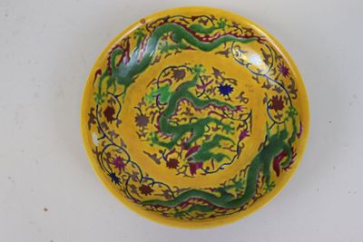 Assiette en porcelaine à décor dit sensai, de dragons verts …
