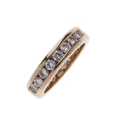 une bague en or jaune 18 carats sertie de diamants