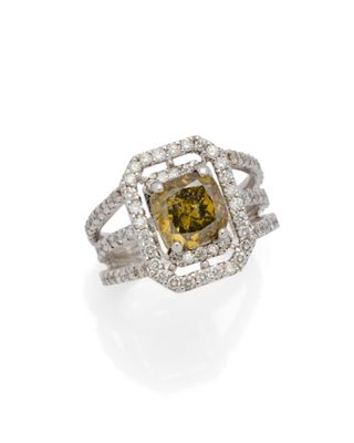 une bague sertie d'un diamant jaune et de diamants