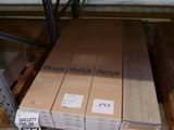 de nombreuses caisses en bois empilées sur une palette dans un entrepôt