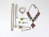 beaucoup de bijoux posés sur la table