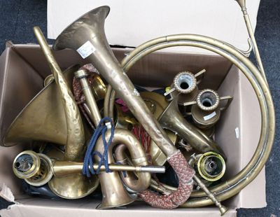 une boîte contenant des instruments de musique en laiton