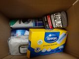 une boîte en carton contenant divers produits d'entretien