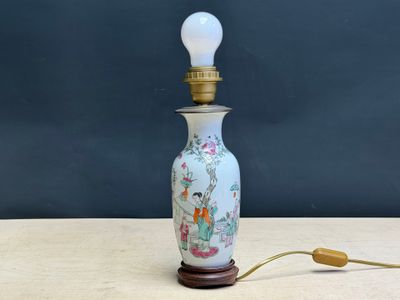 l'image d'une lampe posée sur une table