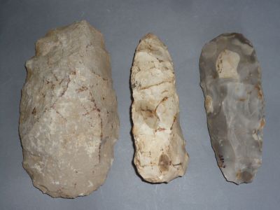 trois morceaux de roche posés les uns à côté des autres sur une table