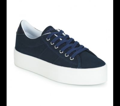 un gros plan sur une paire de baskets bleues à semelles blanches