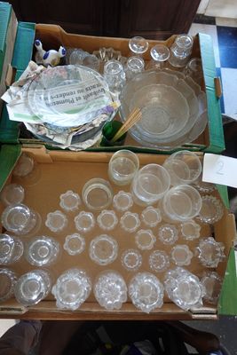 une boîte remplie de gobelets en plastique vides posée sur une table