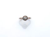 gros plan d'une bague en diamant sur une surface blanche