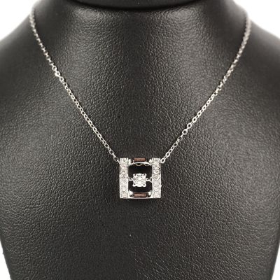 gros plan d'un collier sur un mannequin mannequin