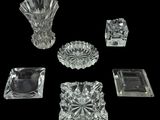 plusieurs morceaux de verre sont disposés sur une surface noire
