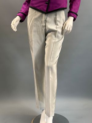 une photo d'un mannequin portant une chemise violette et un pantalon beige