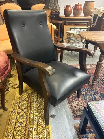 Fauteuil en cuir noir et structure bois, années 60