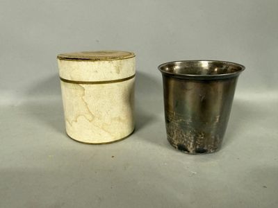 une paire de tasses en métal argenté et un coffret en bois