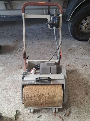 une petite machine sur laquelle est posé un rouleau de papier toilette
