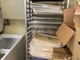 de nombreuses boîtes, les unes à côté des autres, sur les étagères de la cuisine