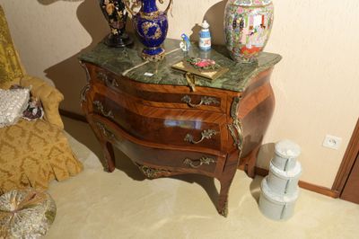 une petite table sur laquelle est posé un vase