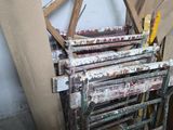 une pile de pinceaux posée sur une chaise en bois