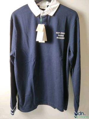 polo bleu marine à manches longues, avec col blanc et bordures blanches