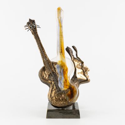 une sculpture représentant une guitare et une basse posées sur un socle