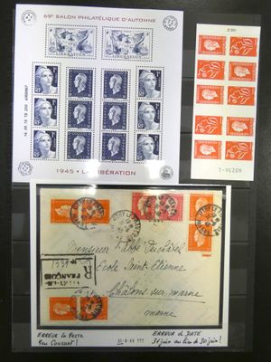 une photo d'une collection de timbres exposée dans une vitrine