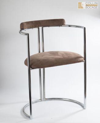 une image représentant une chaise avec une assise marron sur fond blanc