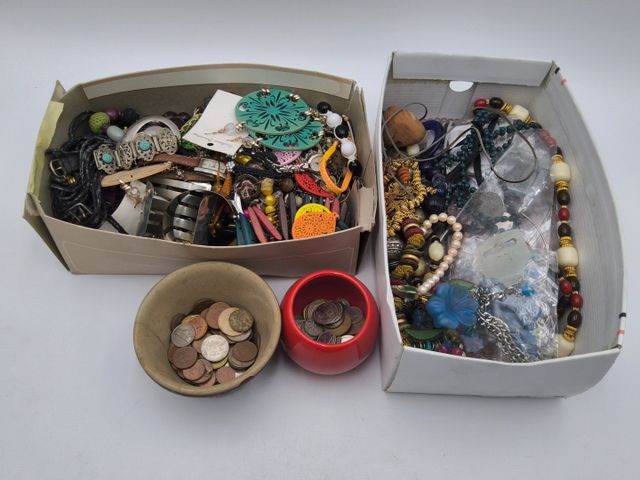 Lot de bijoux fantaisies et monnaies diverses