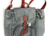 sac à main gris et marron avec des anses en cuir, sur fond blanc