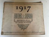 un vieux livre posé sur une table à côté d'un mur blanc