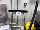 un aspirateur jaune posé par terre à côté d'une poubelle jaune