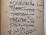 un vieux livre écrit posé sur une table