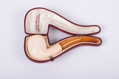 an image of a pipe holder with a pipe inside of it